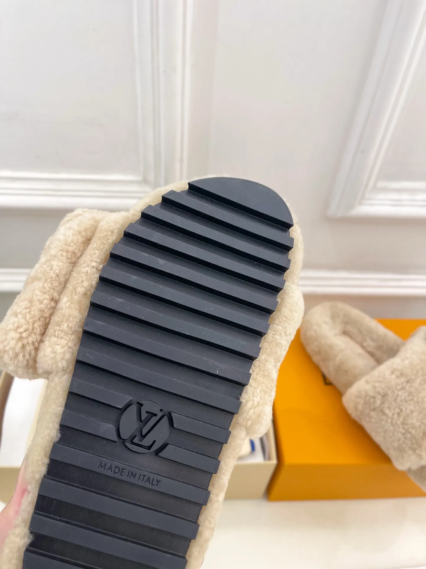 👟👟Ex-factory price 480👟👟 | Louis Vuitton 25𝐬𝐬 🧡💚2025 spring and summer new style top version⚠️ The counter features the latest LV wallet fur slippers, new hard goods🆕 ❥BS purchasing level! Full of high-end feel! A popular model among bloggers at home and abroad, it’s retro and fashionable and looks amazing on your feet! Mainly recommended model on the official website★ ━━━━━ ЅᏇєєt ━━━━━ ▪️Upper: Original custom-made wool ▪️Lining: imported goat hair lining ▪️Outsole: Original custom-made non-slip outsole ▪️Heel height: flat ▪️Shoe size: 35-39 (40.41.42 customization is not returnable)